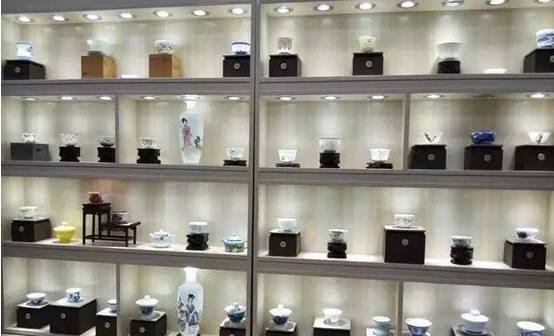 景德鎮(zhèn)陶瓷藝術(shù)交流展在漢博文化產(chǎn)業(yè)園國際藝術(shù)港隆重開幕